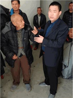 碧江董事長(zhǎng)慰問孤寡老人