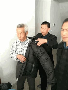 碧江家具董事長(zhǎng)慰問孤寡老人