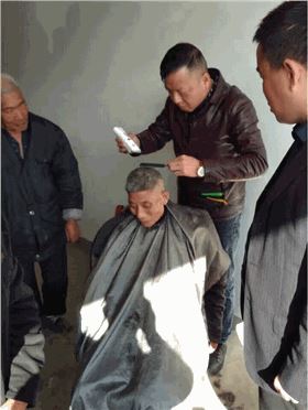 碧江家具董事長(zhǎng)慰問孤寡老人