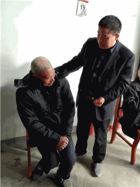 碧江家具董事長(zhǎng)慰問孤寡老人