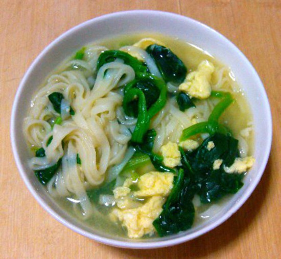 青菜雞蛋面吃起來(lái)